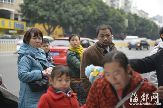 Người phụ nữ này là Ni Qiong, vợ của Zhou Guixing. Tuần trước, Zhou Guixing là thợ xây bị tai nạn, ngã từ giàn giáo xuống đất, bị chấn thương nặng. Gia đình anh lại rất nghèo đói. Vì không có tiền cứu chồng nên chị vợ đã phải nuốt đau đớn, đem đứa con vừa 1 tuổi đi bán trên phố.