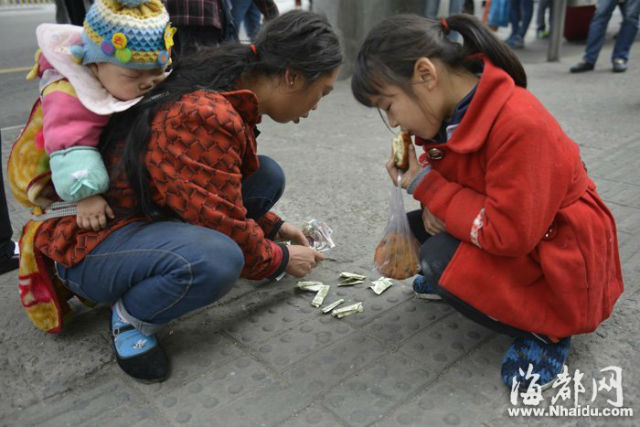 Ni Qiong ra phố, liên tục gào khóc: "Làm ơn hãy mua con tôi". Hai cô con gái lớn của Ni Qiong cũng khóc lóc, van xin mẹ đừng bán em. Tình cảnh khổ sở của 4 mẹ con khiến người đi đường nhói lòng, ái ngại không nỡ hỏi "mua" đứa trẻ. Nhiều người thương cảm đã bố thí cho mẹ con họ những những đồng tiền lẻ.