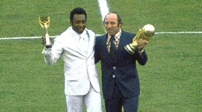 Sau đó vào năm 1970, đội tuyển bóng đá quốc gia Brazil giành chức vô địch lần 3. Họ có quyền giữ cúp bản gốc mãi mãi, như đã được quy định bởi Jules Rimet vào năm 1930.