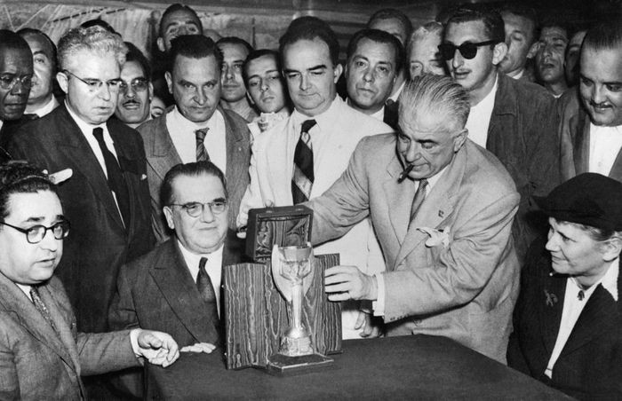 Thế nhưng, Phó chủ tịch FIFA Ottorino Barassi đã bí mật đem bức tượng giấu dưới gầm giường tại nhà riêng, trong một hộp đựng giày. Nỗ lực này giúp chiếc cúp khỏi cơn sóng càn quét của Đức quốc xã.