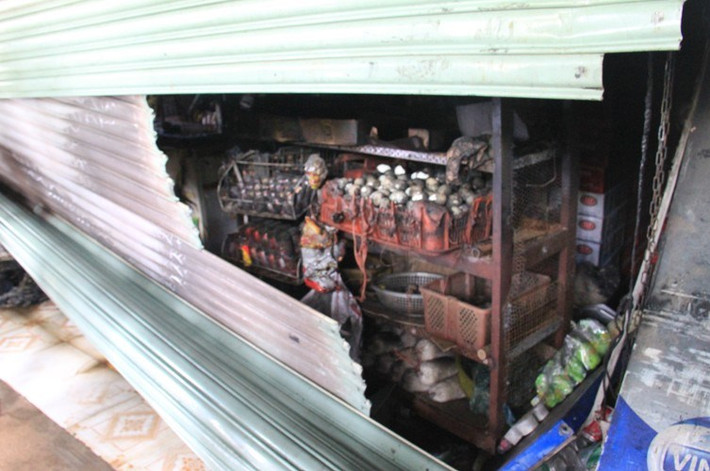 Thời điểm xảy ra đám cháy, hệ thống của cuốn của tiệm tạp hóa bị hỏng. Lực lượng chữa cháy nhanh chóng có mặt tại hiện trường nhưng mất nhiều thời gian phá cửa vào nhà cứu người bị nạn. 4 nạn nhân gồm 2 vợ chồng chủ nhà, con trai và người cha già. Nguyên nhân đám cháy vẫn đang được tìm hiểu.