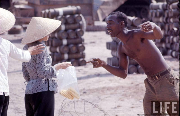 Lính Mỹ mua đồ ăn của dân thường tại nơi đóng quân.