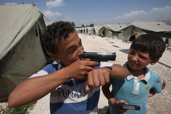 Trò chơi quen thuộc của trẻ em Syria tị nạn ở Lebanon là súng đạn. Chỉ riêng Lebanon đã có 700.000 người tị nạn Syria.