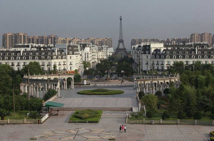 Một khu phố Pháp với Tháp Eiffel ở thành phố Hàng Châu.