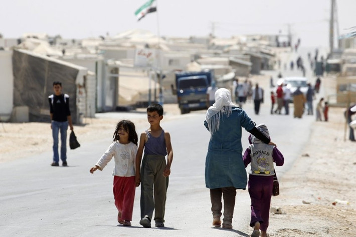 Nội chiến càng kéo dài, càng có nhiều người Syria phải chạy sang các nước láng giềng tị nạn. Theo con số của Liên Hợp Quốc, đã có tới 2 triệu người Syria buộc phải rời bỏ nhà cửa, chạy loạn.