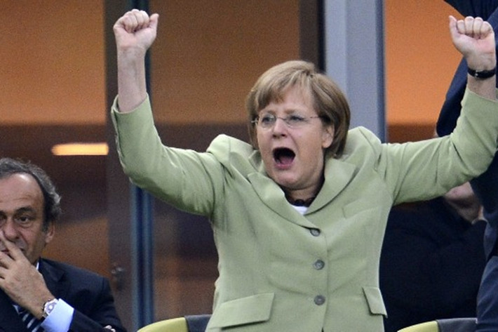 Là một cổ động viên bóng đá cuồng nhiệt, Thủ tướng Angela Merkel không thể giấu được cảm xúc của mình. Trong ảnh: bà Merkel nhảy dựng lên khi ĐT Đức ghi bàn vào lưới ĐT Hy Lạp trong vòng tứ kết Giải vô địch bóng đá Châu Âu 2012 ở Gdansk/