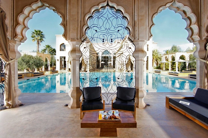 Cung điện Namaskar, Marrakech, Morocco Cung điện Namaskar có các phòng khách sang trọng đủ kích cỡ và các khu vườn rộng tới 12 mẫu Anh. Điểm nhấn của Cung điện Namaskar là một spa được thiết kế dựa theo nguyên tắc phong thủy nghiêm ngặt.