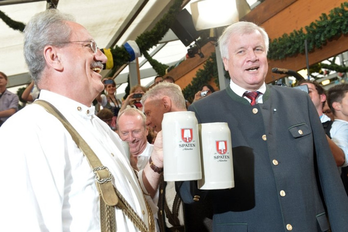 Cũng theo truyền thống, vại bia đầu tiên sẽ dành cho Thủ hiến bang Bavaria, Horst Seehofer.