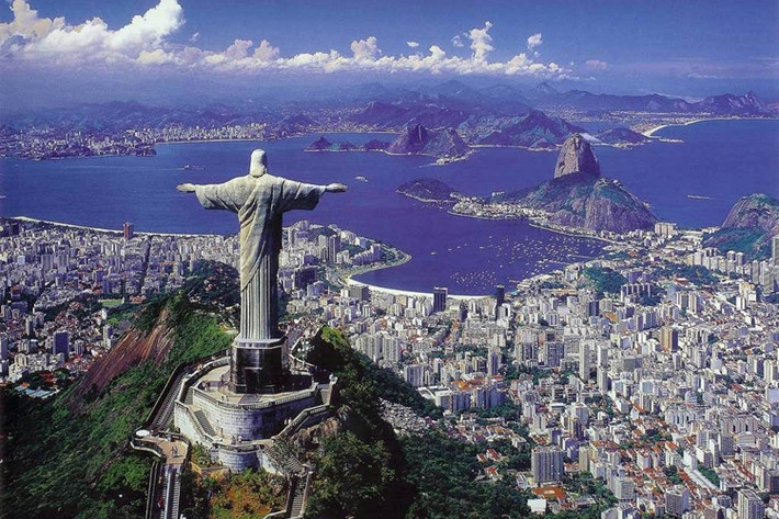 Cảng Rio de Janeiro: Vịnh Rio de Janeiro ở Brazil là vịnh lớn nhất hành tinh về khối lượng nước và được bao quanh bởi các dãy núi đá nổi tiếng như Sugar Loaf Mountain, đỉnh Corcovado.
