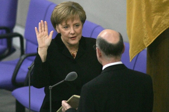 Angela Merkel tuyên thệ nhậm chức Thủ tướng Đức ngày 22/11/2005. Bà là nữ thủ tướng đầu tiên trong lịch sử Cộng hòa Liên bang Đức.
