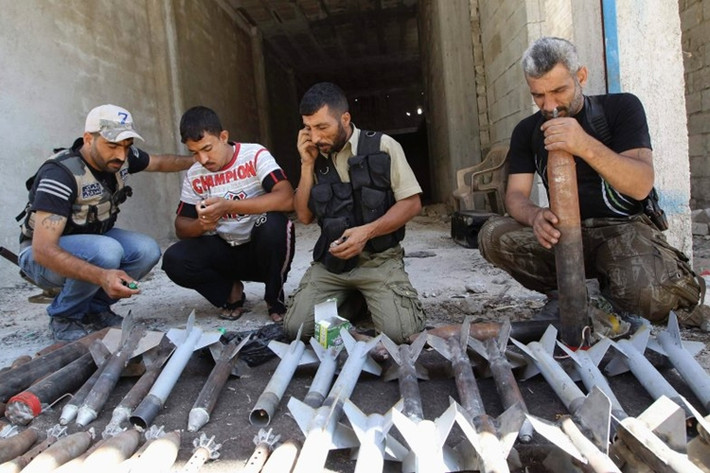 Các phiến quân ở Aleppo tự chế tạo tên lửa. Theo giới chuyên gia, phiến quân Syria đang ngày càng trở nên cực đoan hơn, một phần thất vọng vì sự giúp đỡ hời hợt của phương Tây.