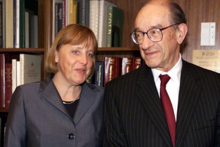 Nữ chính khách Angela Merkel gặp gỡ Chủ tịch Cục Dự trữ liên bang Mỹ (FED) Alan Greenspan đầy quyền lực hồi tháng 4/2001.