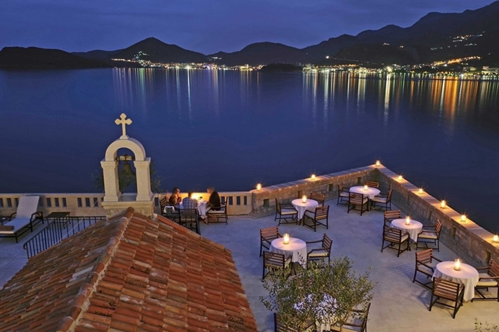 Khu nghỉ dưỡng Aman Sveti Stefan, Budva, Montenegro Nằm trong bốn bức tường thành có từ thế kỷ 15, khu nghỉ dưỡng Aman Sveti Stefan có 50 phòng khách, bể bơi cá nhân, spa và bãi biển tuyệt vời.