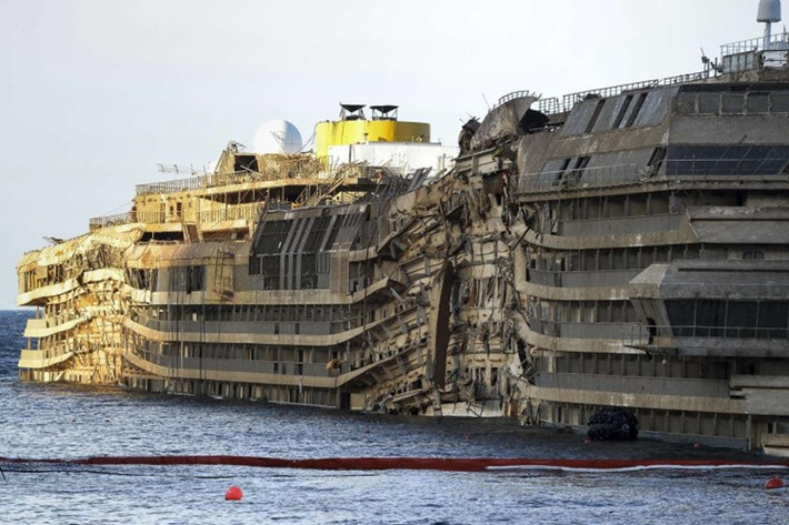 Tàu chở khách viễn dương Costa Concordia (Titanic Italy) được trục vớt sau hàng năm ngâm mình trong nước biển. Đây là một trong những vụ trục vớt phức tạp, tốn kém nhất trong lịch sử hàng hải thế giới.