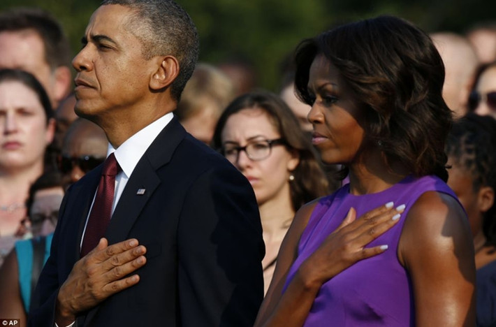 Tổng thống Obama và Đệ nhất phu nhân Michelle Obama tưởng nhớ những người đã khuất.