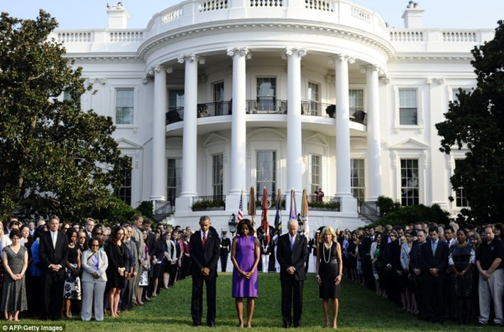 Tại Nhà trắng, Tổng thống Obama và Đệ nhất phu nhân Michelle Obama cùng các quan chức tưởng niệm các nạn nhân của vụ tấn công khủng bố ngày 11/9/2001.