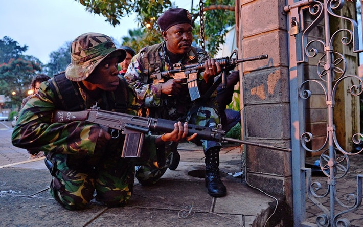 Binh sĩ Kenya bao vây bên ngoài trung tâm mua sắm.