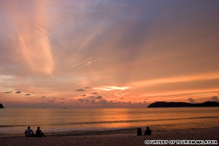 3.Langkawi: Nằm sát biên giới Thái Lan, đảo Langkawi thuộc về bang Kedah của Malaysia và nổi tiếng vời lời nguyền "nghèo 7 kiếp" của Mahsuri, một phụ nữ bị ném đá đến chết vì ngoại tình.