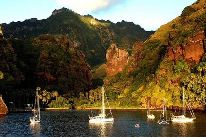 Nuku Hiva chính là thiên đường dành cho những người du ngoạn trên lưng ngựa, với những vách đá đẹp như tranh vẽ và thác nước cao hàng trăm mét.