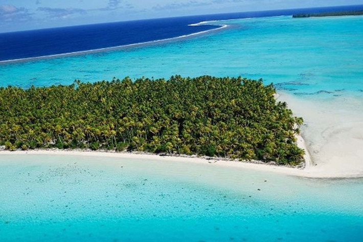 Ngôi sao màn bạc Marlon Brando rất mê cuộc sống ở Polynesia. Ông đã mua đảo Tetiaroa và xây dựng Brando Resort, dự kiến sẽ khai trương năm 2014.