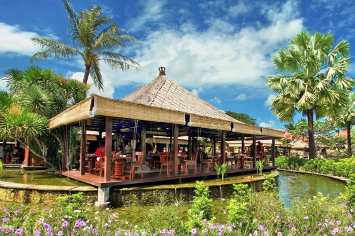 Ayana Resort & Spa, Jimbaran, Bali Khu nghỉ dưỡng Ayana Resort & Spa nằm trên đỉnh núi và nhìn ra Vịnh Jimbaran này giúp du khách chiêm ngưỡng cảnh quan tuyệt đẹp và dịch vụ truyền thống chỉ có ở đảo Bali, Indonesia.