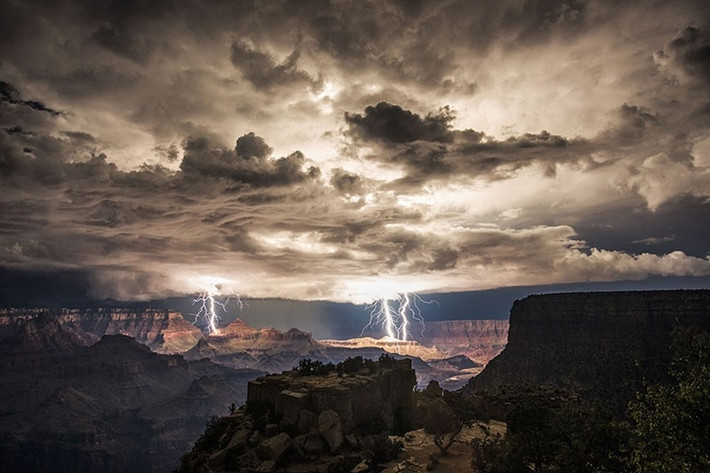 Nhiếp ảnh gia Rolf Maeder đã chụp được cảnh sét đánh vô cùng hiếm thấy ở Grand Canyon, Mỹ.