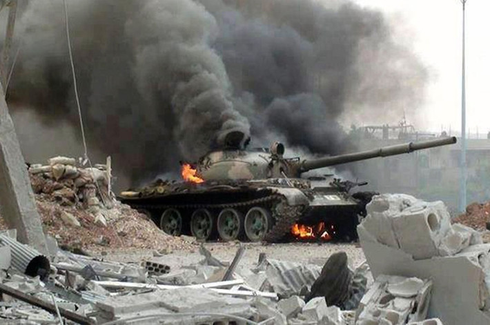 Xe tăng của quân chính phủ Syria bị bắn cháy ở Joubar, ngoại ô Damascus, ngày 18/9/2013.