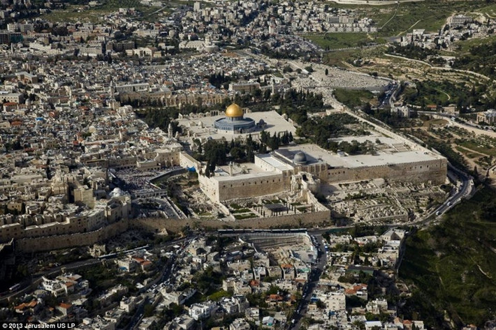 Al-Masjid al-Aqsa là một trong 3 thánh địa quan trọng nhất của các tín đồ Hồi giáo dòng Sunni. Chính giữa là Nhà thờ trên núi.