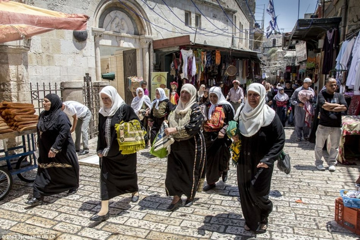 Các nữ tín đồ Hồi giáo từ các làng lân cận đến Nhà thờ Al-Aqsa trong tháng ăn kiêng Ramadan.
