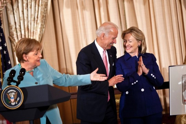 Thủ tướng Angela Merkel tiếp Phó Tổng thống Mỹ Joe Biden và Ngoại trưởng Mỹ Hillary Clinton năm 2011.