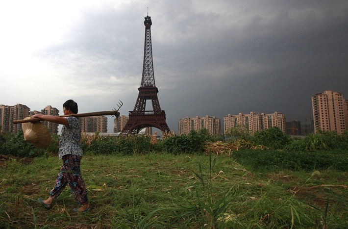 Bên cạnh Tháp Eiffel là một nữ nông dân "chân lấm, tay bùn".