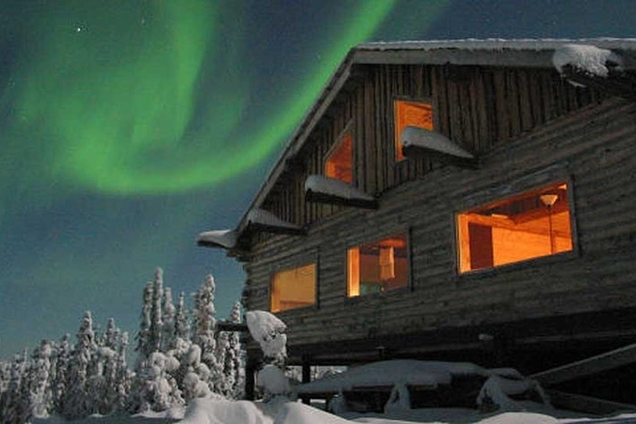 Khách sạn Ion, Iceland Đây chính là nơi lý tưởng để du khách chiêm ngưỡng Bắc Cực quang. Không những thế, du khách còn được tham quan các danh lam thắng cảnh của Iceland như Công viên Quốc gia Pingvellir, hồ Thingvallavatn lớn nhất Iceland và suối nước nóng Geysir.