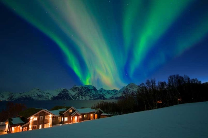 Khách sạn Lyngen Lodge, Na Uy Nằm cạnh chân núi "Alps xứ Lyngen", đây là nơi lý tưởng để du khách chiêm ngưỡng Bắc Cực quang nhảy múa trên các đỉnh núi.