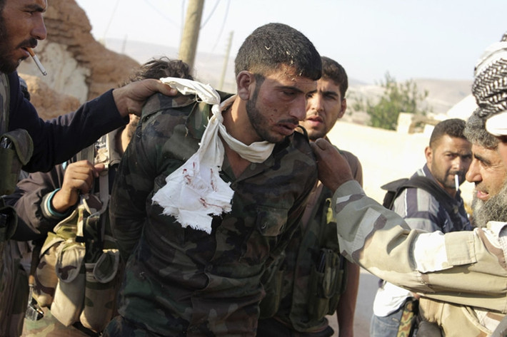 Một lính chính phủ bị Quân đội Syria Tự do bắt trong một cuộc tấn công vào làng Qobtan ở Aleppo, ngày 22/8/2013.