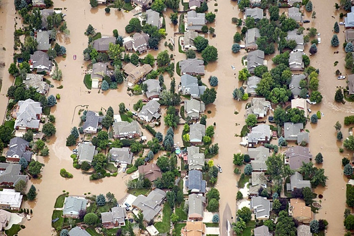 Sau nhiều ngày mưa to, cụm dân cư Longmont, bang Colorado, ngập chìm trong nước.