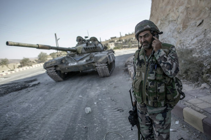 Chiến dịch tái chiếm Maaloula khá phức tạp vì xe tăng quân chính phủ Syria được lệnh không bắn phá các nhà thờ Cơ đốc giáo và Hồi giáo.