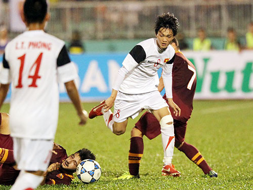 Tại tuyển U19 Việt Nam, Tuấn Anh hợp với Xuân Trường, trở thành cặp đôi tiền vệ trung tâm làm nhiệm vụ giữ nhịp trận đấu, thu hồi bóng và phát động tấn công. Cặp tiền vệ này đặc biệt hiệu quả trong những trận đấu gần đây khi tuyển U19 Việt Nam phải đối đầu với nhiều đối thủ mạnh có nhiều lợi thế về thể hình và kỹ thuật.