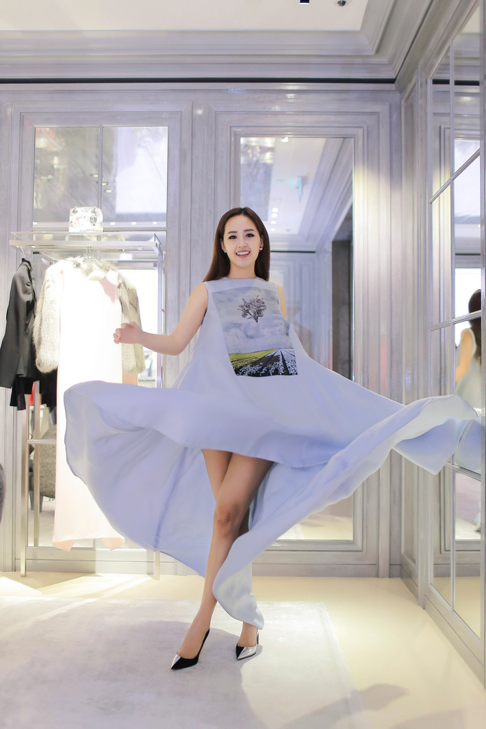 Mai Phương Thúy tự tin tạo dáng với chiếc đầm mà cô yêu thích.