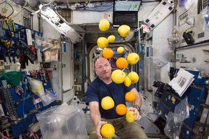 Phi hành gia Scott Kelly tiếp nhận nguồn thực phẩm tươi sống, ngày 25/8/2015. (Ảnh: REUTERS/NASA)