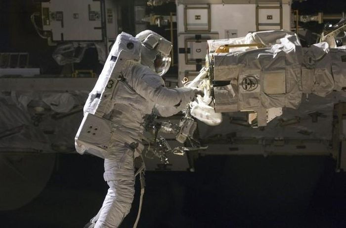 Phi hành gia Robert L. Satcher Jr. làm việc bên ngoài Trạm Vũ trụ quốc tế vào ngày 19/11/ 2009. (Ảnh: REUTERS/NASA)