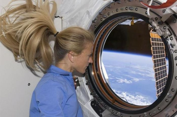 Phi hành gia Karen Nyberg nhìn qua cửa sổ của phòng thí nghiệm Kibo, ngày 11/6/2008. (Ảnh: REUTERS/NASA)