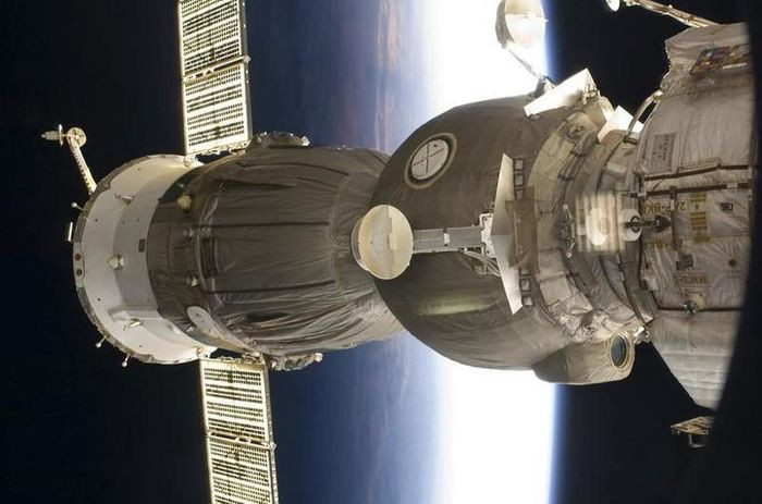 Một trong hai tàu vũ trụ Soyuz cập bến Trạm Vũ trụ quốc tế vào ngày 25/7/2009. (Ảnh: REUTERS/NASA)