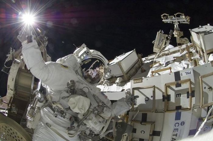 Phi hành gia Sunita Williams của NASA tham gia hoạt động ngoài trời bên ngoài Trạm Vũ trụ quốc tế vào ngày 5/9/2012. (Ảnh: REUTERS/NASA)