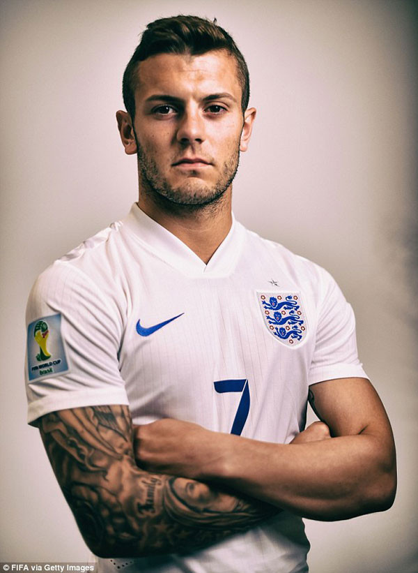 Jack Wilshere, tuyển Anh cũng có nhiều hình xăm liên quan phần lớn đến gia đình mình. Trên cánh tay trái cầu thủ này có dòng chữ "Family Love", tên và ngày sinh của hai con là Archie và Delilah, cụm từ “mater et pater” có nghĩa là “mẹ và cha” và một bông hồng tưởng nhớ chị gái Rosie.