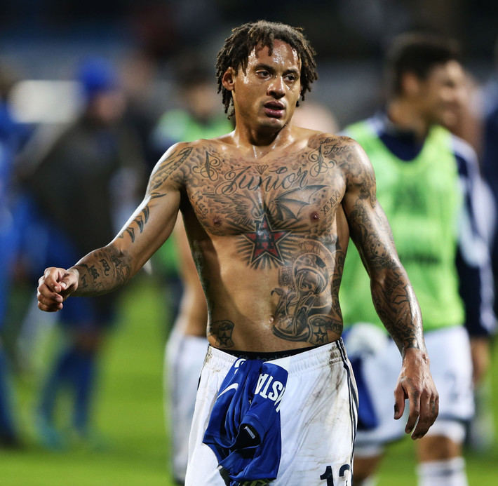Jermaine Jones là một sao của tuyển Mỹ cũng sở hữu hình xăm gần như kín cơ thể. Anh chàng này khắc hình người thân và những dấu ấn đặc biệt lên cơ thể. Đó là hình hai đứa con sinh đôi, tên của chúng và ngày cưới. Ngoài ra Jones còn xăm dòng chữ “Những gì không hủy hoại nổi ta sẽ khiến ta càng mạnh mẽ” dọc hai bên hông.
