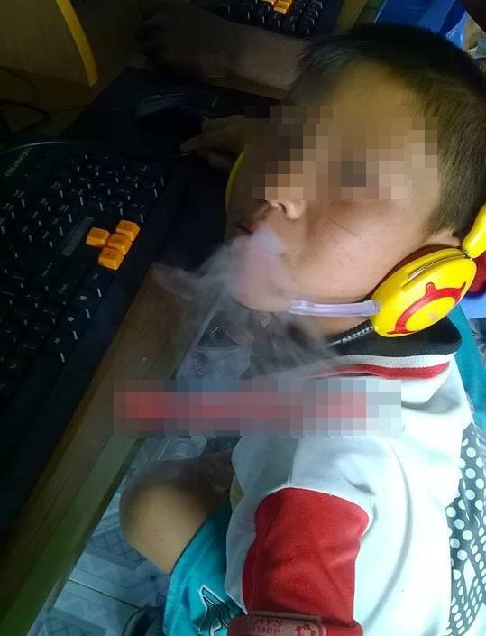 Cậu bé ngồi trong tiệm Internet phì phèo nhả khói thuốc (?). Hình ảnh gây phẫn nộ trên cộng đồng mạng bởi sự lố lăng, đổ đốn quá sớm của cậu học sinh chỉ "bé như cây kẹo".