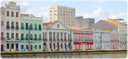 Ở Recife có khu vực nổi tiếng là Old Recife hay còn gọi là Recife Antigo. Nó nằm gần khu cảng Recife, với 2 dãy nhà đầy màu sắc nằm ven sông Capibaribe. Vào buổi tối, du khách sẽ được du lịch trên con sông này và ngắm những ngôi nhà màu sắc khi chúng lên đèn. Quả thật, so sánh Recife là Venice của Brazil thật không sai chút nào.