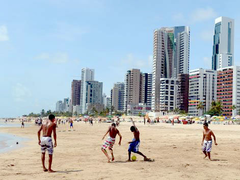 Ngoài những con phố có kiến trúc đẹp mắt, Recife còn nổi tiếng với những bãi biển tuyệt đẹp, có khu đô thị, nhà cao tầng chạy dọc theo.