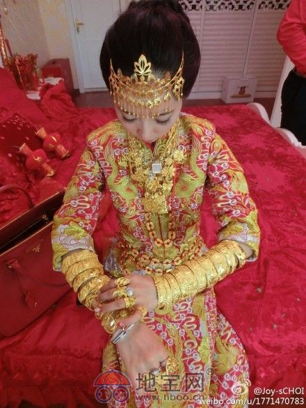 Bộ "áo giáp vàng" là cách nói vui của cư dân mạng khi chứng kiến những hình ảnh này. Cô dâu có dáng người nhỏ nhắn những lại đeo trên đầu, cổ, chân tay vô số vòng, kiềng, nhẫn, dây chuyền vàng...