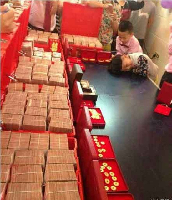 Hình ảnh gây "nhức mắt" người xem trong đám cưới tại Thuận Đức, Phật Sơn đang lan truyền nhanh chóng mặt trên mạng Trung Quốc và gây nên nhiều tranh cãi.